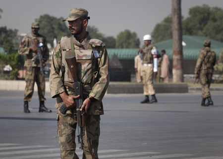 Pakistan bombs militants, ground offensive imminent