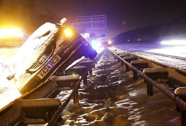 Heavy snow hits air travel, roads in Europe