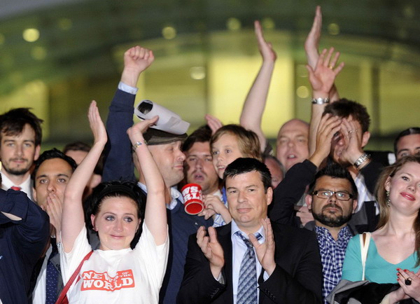 Staff from the News of The World newspaper cheer as they leave the offices of the newspaper in Wapping, London July 9, 2011. UK's News of the World bids farewell to readers
