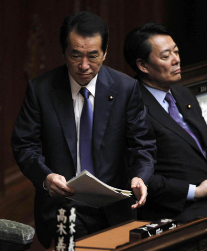 Japan's Prime Minister Naoto Kan (L), flanked by Trade Minister Banri Kaieda, attends a plenary session at the Lower House in Tokyo August 23, 2011. Japan PM on way out, leadership race wide open