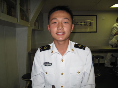 與胡主席合影留念的海軍戰(zhàn)士隨艦護航