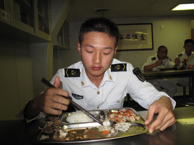 與胡主席合影留念的海軍戰(zhàn)士隨艦護航