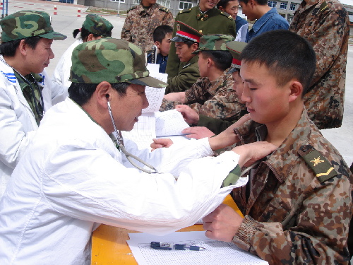 守護雪域高原，朵朵生命之花——記西藏軍區(qū)副司令員兼西藏軍區(qū)總醫(yī)院院長李素芝