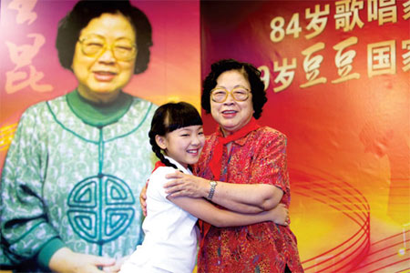 歌聲依舊 歌唱家王昆獻歌建國60周年(圖)