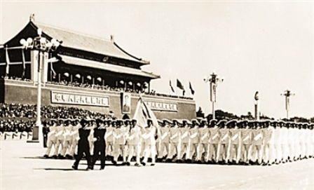 解放軍首位隊(duì)列教授的人生“正步走”(組圖)