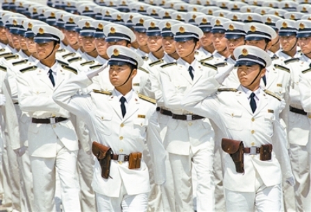 解放軍首位隊列教授的人生“正步走”(組圖)