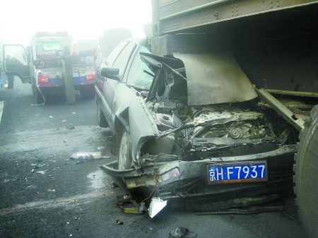 京港澳高速39輛車連環(huán)相撞 受損車輛堵路2公里