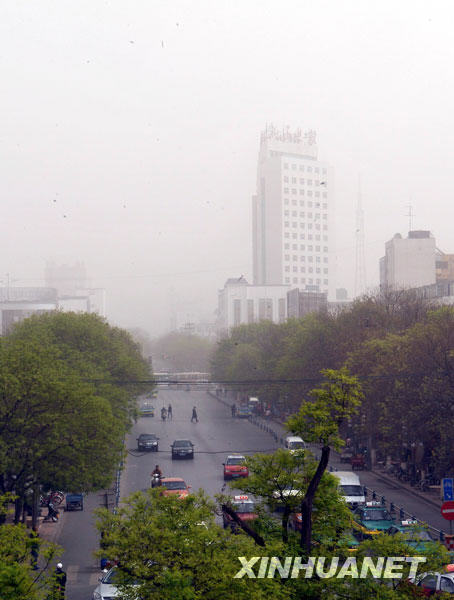 我國(guó)多個(gè)地區(qū)遭遇大風(fēng)沙塵天氣[組圖]