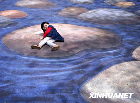 立體畫(huà)“以假亂真”男士腳伸進(jìn)“鱷魚(yú)”嘴