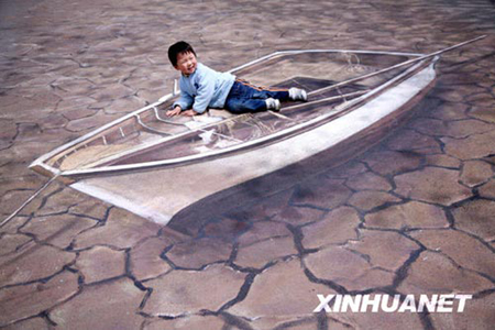 立體畫(huà)“以假亂真”男士腳伸進(jìn)“鱷魚(yú)”嘴