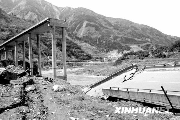 汶川地震一周年：歷史永遠(yuǎn)銘記[組圖]