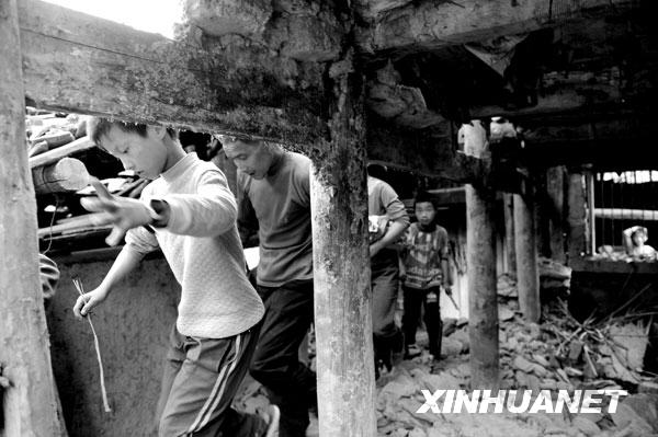 汶川地震一周年：歷史永遠(yuǎn)銘記[組圖]