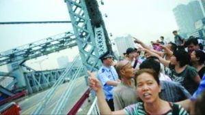廣州男子跳橋討薪 被攀高老伯一把推下橋去