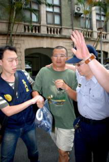 大陸游客被指偷拍臺(tái)軍機(jī)密營(yíng)區(qū)遭逮捕(組圖)