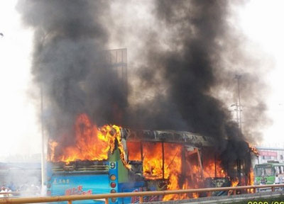 成都一公交車發(fā)生燃燒 已25人遇難