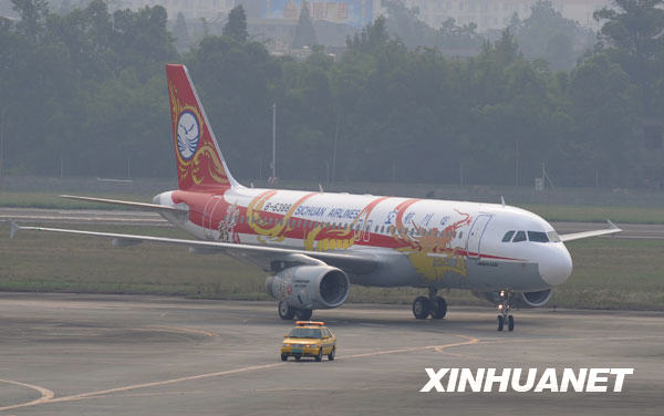 交付川航的首架A320飛機(jī)飛抵成都[組圖]