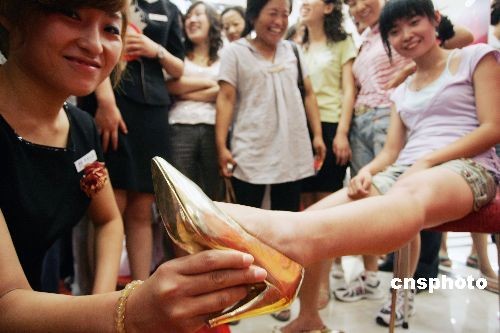 山東濰坊女市民爭(zhēng)穿“黃金高跟鞋”[圖]