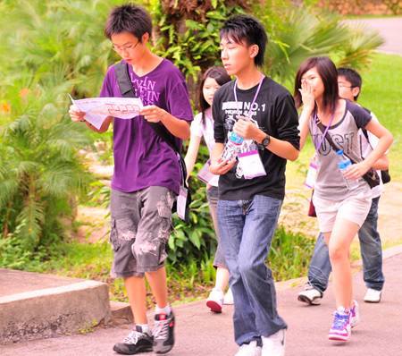 澳門中學(xué)生在版納植物園開展定向運(yùn)動