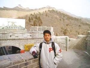 網(wǎng)友搜出照片稱(chēng)杭州飆車(chē)案被告以替身出庭(圖)