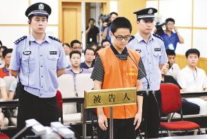 網(wǎng)友搜出照片稱(chēng)杭州飆車(chē)案被告以替身出庭(圖)