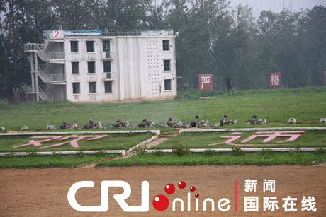北京衛(wèi)戍區(qū)警衛(wèi)三師向中外記者開放[組圖]