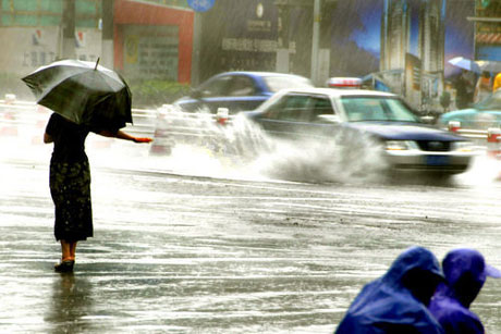 70年一遇暴雨襲擊上海 約3000戶民居進(jìn)水[組圖]