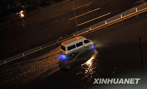 特大暴雨襲擊京城[組圖]
