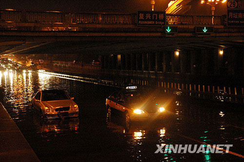 特大暴雨襲擊京城[組圖]
