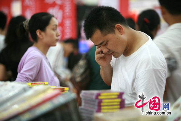 重慶讀書月倡導(dǎo)全民讀書 共建書香城市[組圖]