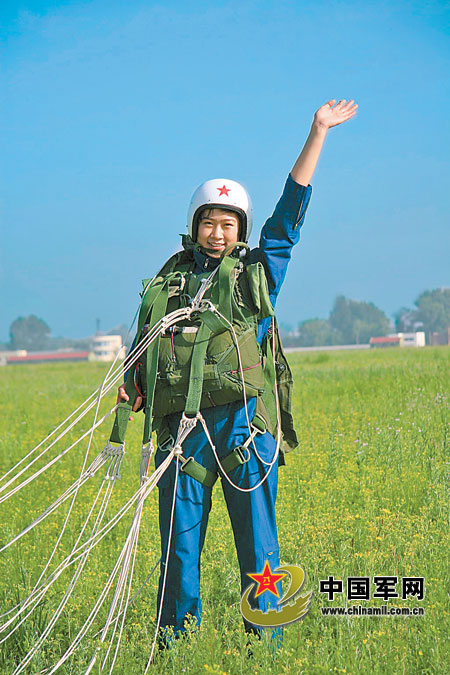 殲擊機(jī)女飛行學(xué)員首次跳傘[組圖]