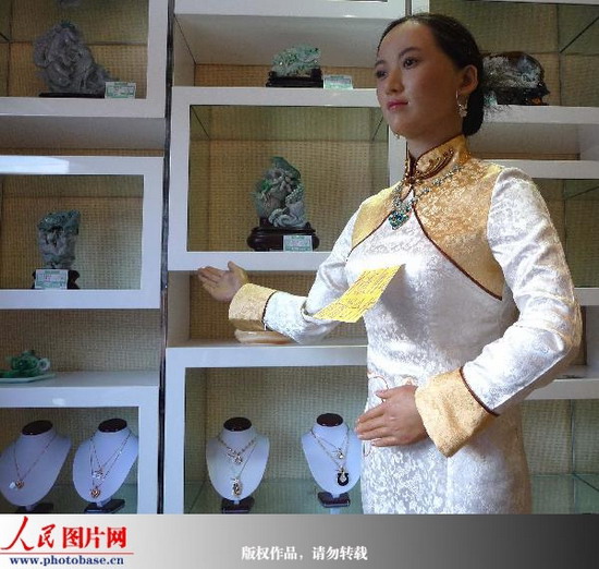 全國首個高仿真“美女”機器人導(dǎo)購亮相京城