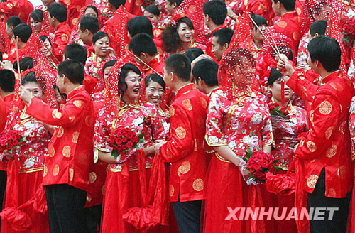 濟(jì)南舉辦百對新人集體婚禮[圖]