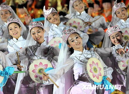 演員在天安門廣場(chǎng)表演民族舞蹈