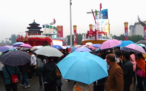 北京數(shù)萬人天安門廣場冒雨告別彩車