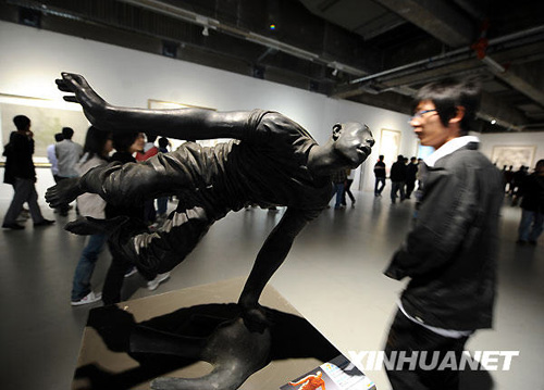 中國體育美術(shù)作品展在濟(jì)南開幕[組圖]