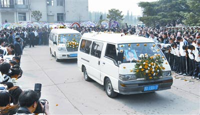 湖北荊州擬建雕塑紀(jì)念3名舍己救人大學(xué)生(圖)