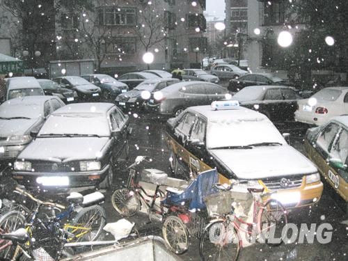 京城迎來(lái)今年第一場(chǎng)降雪 城區(qū)氣溫驟降(圖)