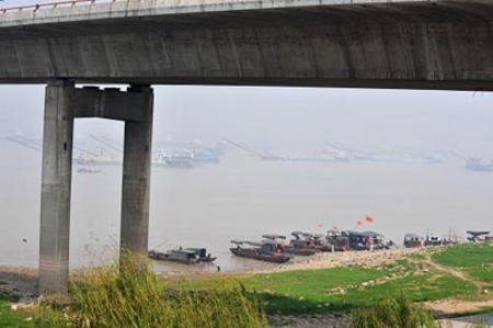 干旱致我國(guó)第二大淡水湖洞庭湖面積縮小一半