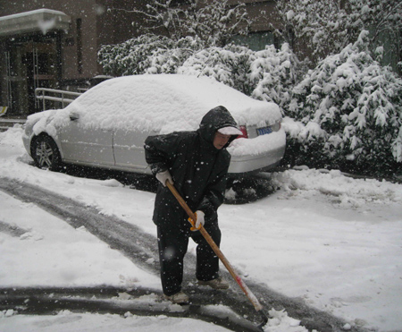 濟(jì)南迎來今冬首場(chǎng)大到暴雪（圖）