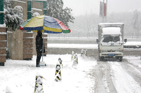 濟(jì)南迎來今冬首場(chǎng)大到暴雪（圖）