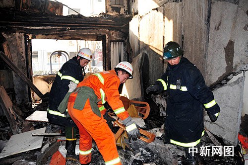 河南濮陽(yáng)居民樓燃?xì)獗壳?6人獲救(圖)