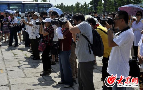 “黨旗漫卷中國紅”啟程 180天走進(jìn)56個民族家庭