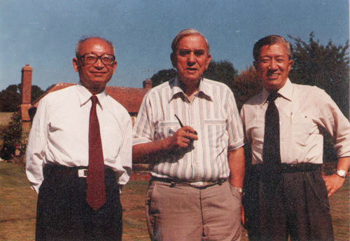 江牧岳在英國(guó)參觀訪問(wèn)
