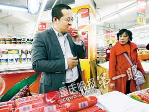 雙匯重新上架經(jīng)理賣場(chǎng)嚼火腿腸 遭市民冷嘲(圖)