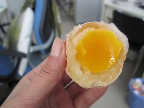 山東現(xiàn)“橡皮雞蛋”煮熟蛋黃能彈起20厘米(圖)