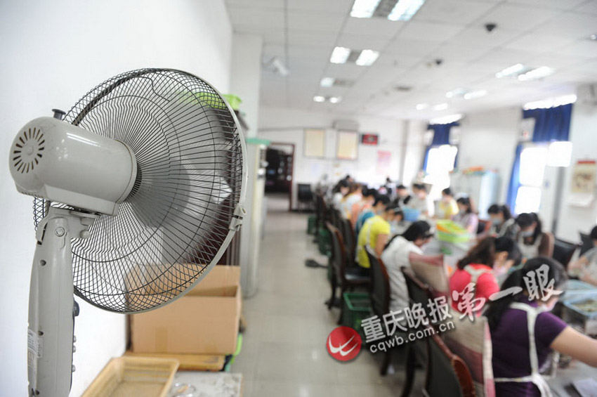 揭秘重慶點(diǎn)鈔女工的神秘生活 每天點(diǎn)鈔1.25噸