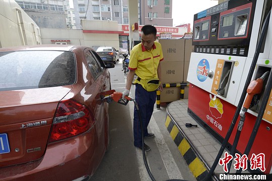 國內(nèi)成品油價明起大幅下調(diào) 90號汽油降0.18元/升