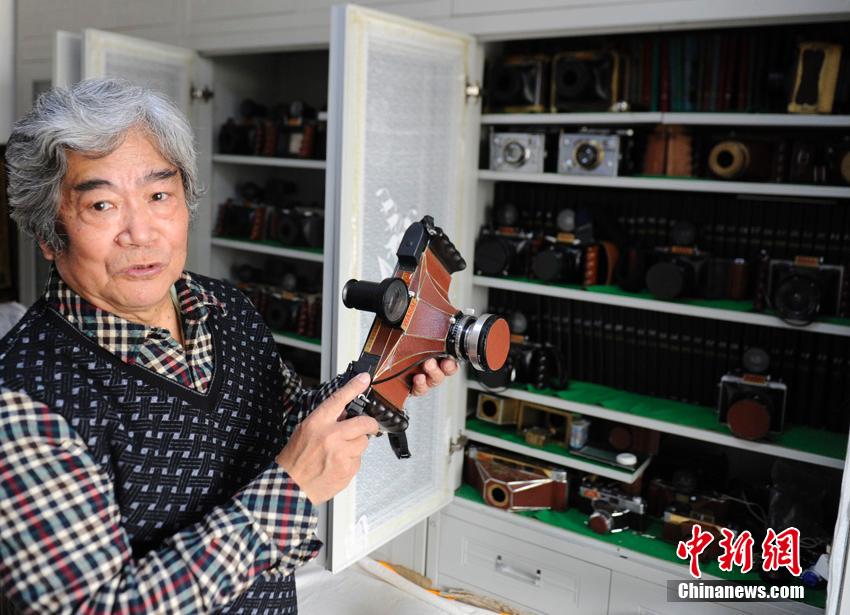 長(zhǎng)春古稀老人收藏800多部相機(jī) 欲賣出陪老伴旅游