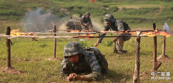 濟南軍區(qū)某旅實戰(zhàn)訓(xùn)練 官兵酷暑穿越火障