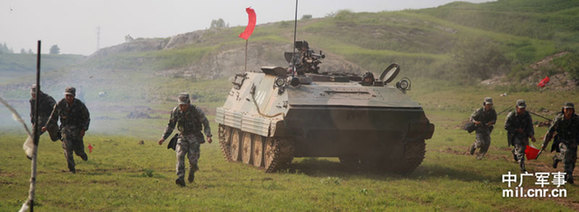 濟南軍區(qū)某旅實戰(zhàn)訓(xùn)練 官兵酷暑穿越火障